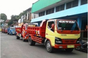 Puluhan supir dumtruck mogok